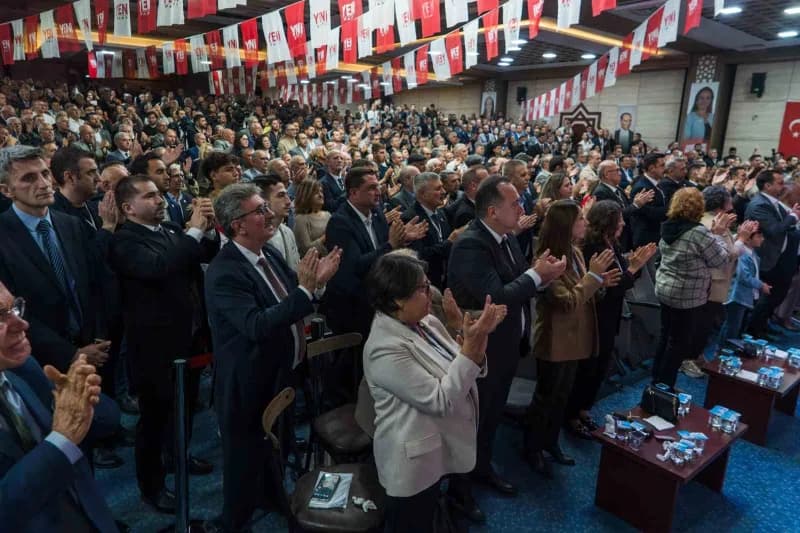 Yeni Parti Genel Başkanı Özgür Özel, memleketi Manisa’da partisinin 1. Olağan Kongresi’ne katıldı.