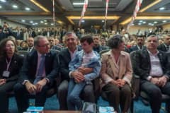 Özgür Özel Manisa’da partisinin kongresinde konuşma yaparken