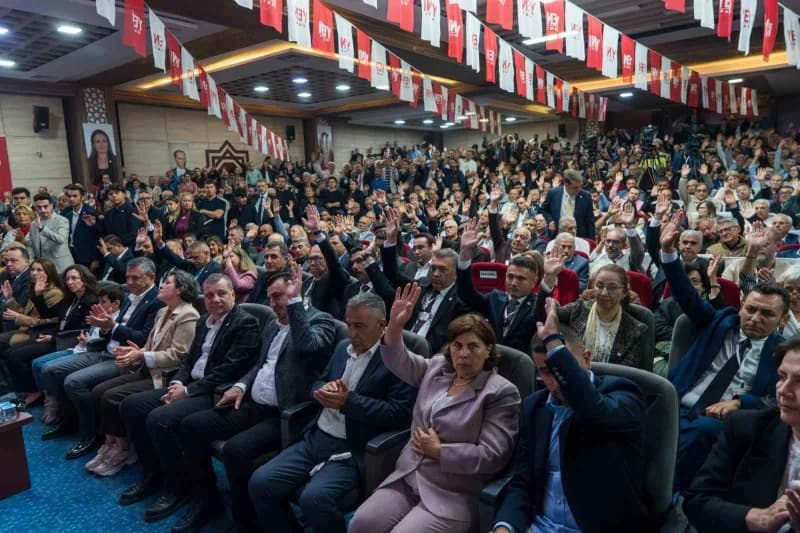 Yeni Parti Genel Başkanı Özgür Özel, memleketi Manisa’da partisinin 1. Olağan Kongresi’ne katıldı.