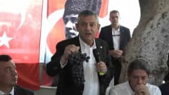 Özgür Özel Bursa’da çiftçilerle bir arada konuşma yaparken