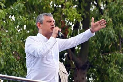 Özgür Özel Mersin Büyükşehir Belediyesi önünde partililere hitap ederken