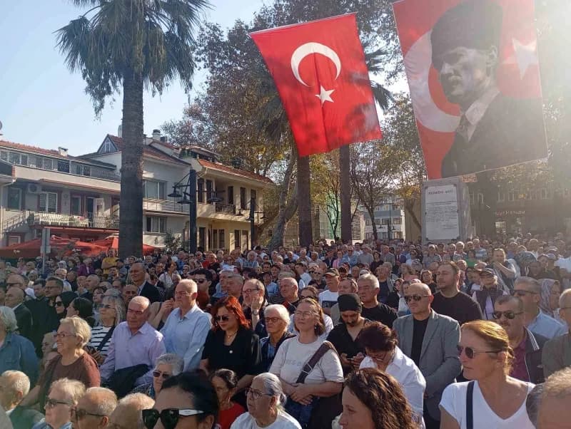 Yeni pari Genel Başkanı Özgür Özel, Mudanya Mütarekesi’nin 104’üncü yıl dönümü dolayısıyla Bursa’nın Mudanya ilçesinde d