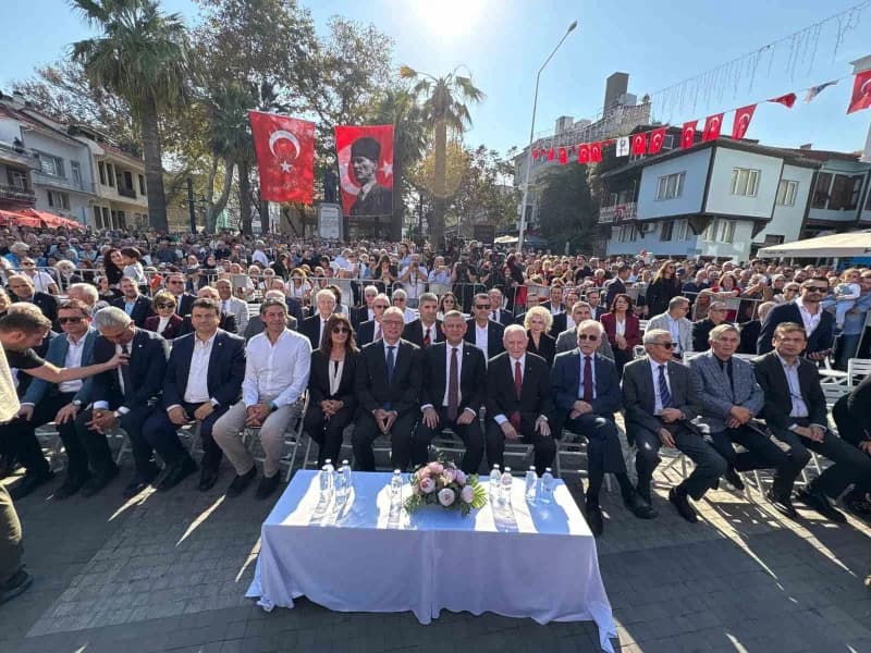 Yeni pari Genel Başkanı Özgür Özel, Mudanya Mütarekesi’nin 104’üncü yıl dönümü dolayısıyla Bursa’nın Mudanya ilçesinde d