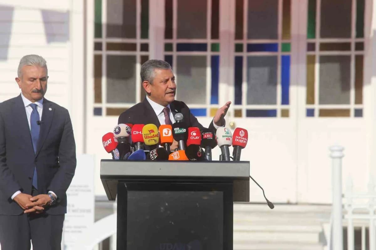 Yeni pari Genel Başkanı Özgür Özel, Mudanya Mütarekesi’nin 104’üncü yıl dönümü dolayısıyla Bursa’nın Mudanya ilçesinde d