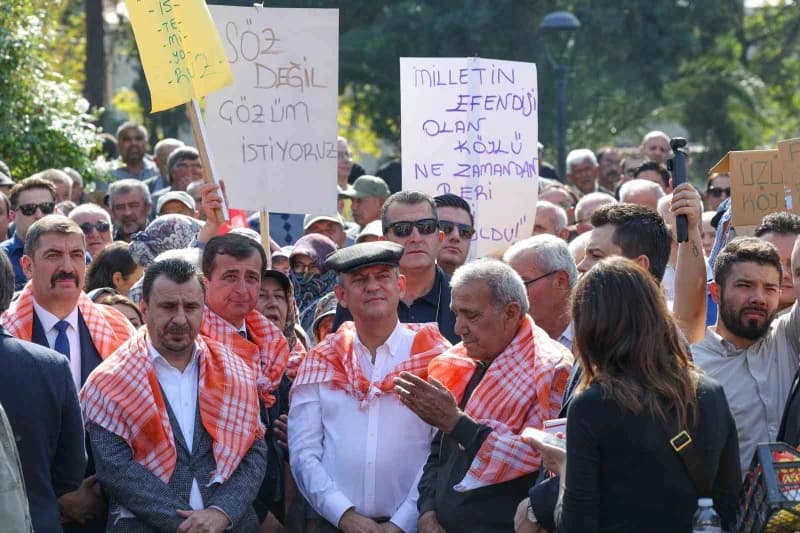 Yeni Parti Genel Başkanı Özgür Özel, Manisa'nın Sarıgöl ilçesinde üzüm üreticileriyle bir araya geld