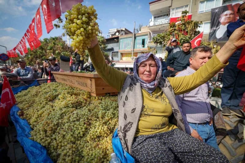 Yeni Parti Genel Başkanı Özgür Özel, Manisa'nın Sarıgöl ilçesinde üzüm üreticileriyle bir araya geld