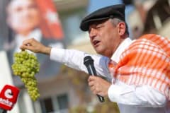 Özgür Özel Sarıgöl’de üzüm üreticileriyle bir arada konuşuyor