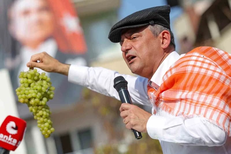 Özgür Özel Sarıgöl’de üzüm üreticileriyle bir arada konuşuyor