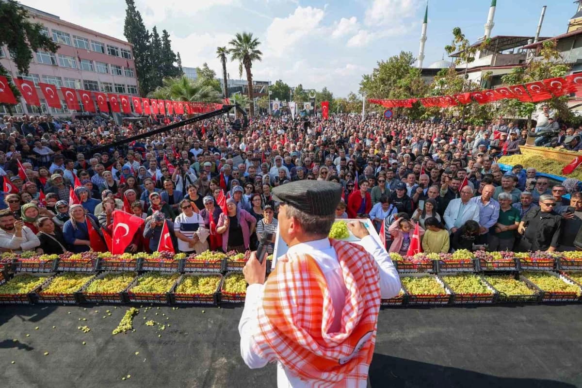 Yeni Parti Genel Başkanı Özgür Özel, Manisa'nın Sarıgöl ilçesinde üzüm üreticilerine hitap etti