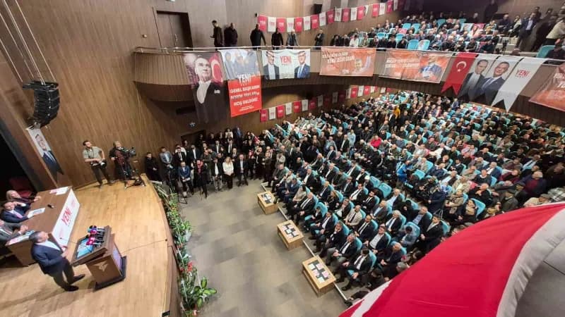 Yozgat Büyük Sinema Kültür Merkezi'nde düzenlenen il başkanlığı seçimi öncesinde partililer ve vatandaşlarla bir araya g
