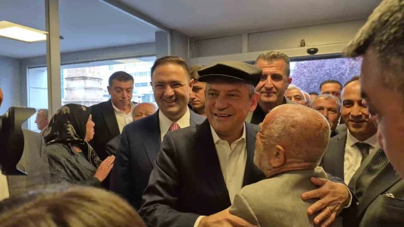 Yozgat Büyük Sinema Kültür Merkezi'nde düzenlenen il başkanlığı seçimi öncesinde partililer ve vatandaşlarla bir araya g