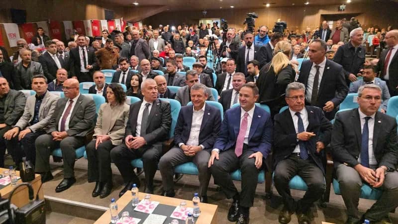 Yozgat Büyük Sinema Kültür Merkezi'nde düzenlenen il başkanlığı seçimi öncesinde partililer ve vatandaşlarla bir araya g