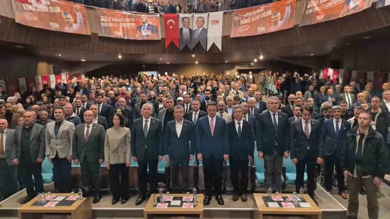 Yozgat Büyük Sinema Kültür Merkezi'nde düzenlenen il başkanlığı seçimi öncesinde partililer ve vatandaşlarla bir araya g