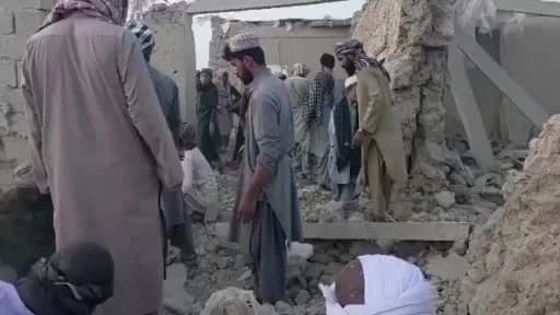 Pakistan’ın Afganistan’ın Kunar ve Helmand vilayetlerine düzenlediği hava saldırılarından görüntü