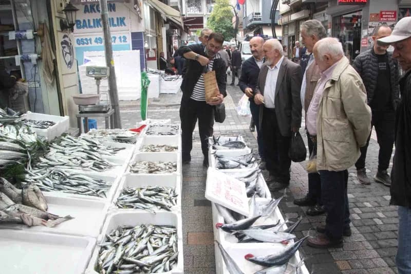 Ordu'da balık tezgahında 900 gram ağırlığında palamut balıkları ve vatandaşlar