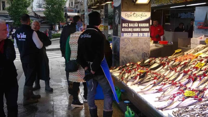 Trabzon’da sezon başından bu yana bol avlanan palamut büyüyerek tezgahlardaki yerini koruyor. Sezon başında 300-500 gram