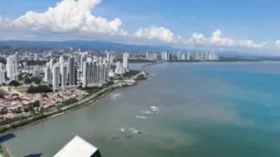 Panama’da meydana gelen 7.7 büyüklüğündeki deprem sonrası hasar gören binalar ve sokaklar