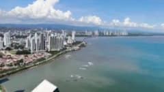 Panama’da meydana gelen 7.7 büyüklüğündeki deprem sonrası hasar gören binalar ve sokaklar