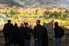 Panorama 1326 Bursa Fetih Müzesi'nin üç boyutlu panoramik resim alanı ve ziyaretçiler
