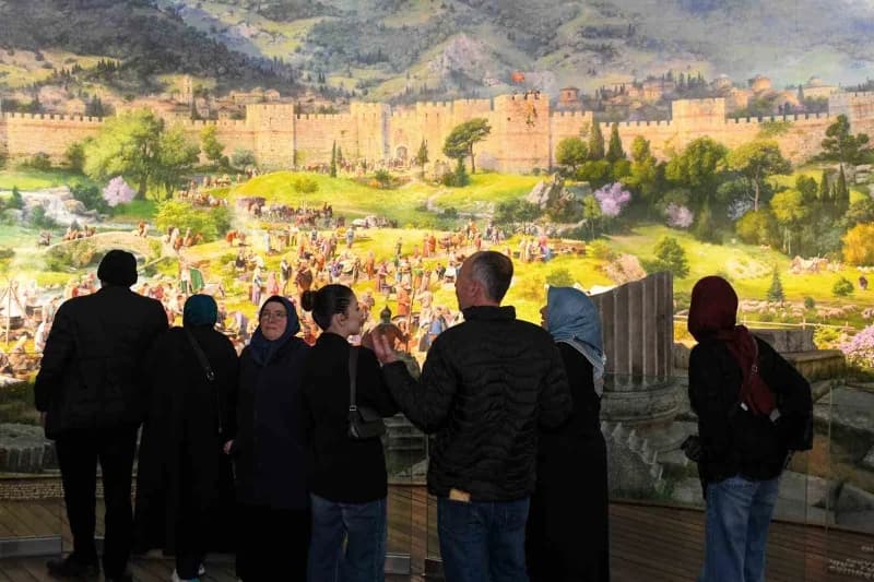 Panorama 1326 Bursa Fetih Müzesi'nin üç boyutlu panoramik resim alanı ve ziyaretçiler