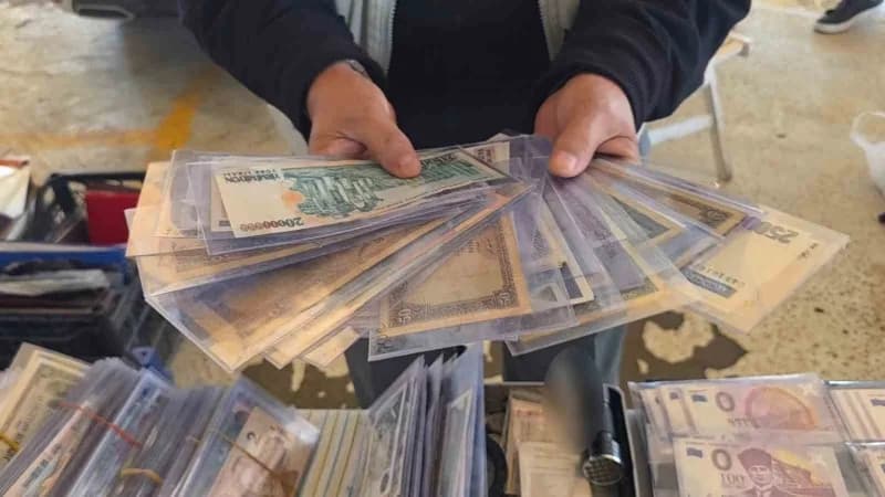 54 yıllık Para koleksiyonunu Kütahya antika pazarında meraklılarıyla buluşturuyor