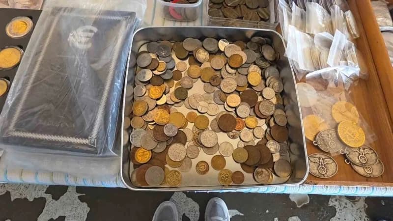 54 yıllık Para koleksiyonunu Kütahya antika pazarında meraklılarıyla buluşturuyor