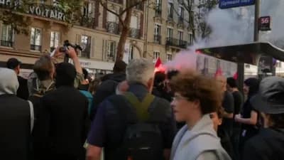 Paris’te lise eylemlerinde polis ve göstericiler arasında çatışma yaşanırken, polis göz yaşartıcı gaz kullanıyor