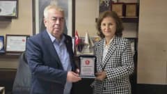 Bandırma Paşabayır Mahallesi'nde plastik kapak kampanyası kapsamında toplanan kapaklar ve muhtarlar teşekkür plaketi tak