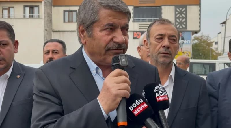 Patnos Belediye Başkanı Abdulhalık Taşkın basın açıklaması yaparken