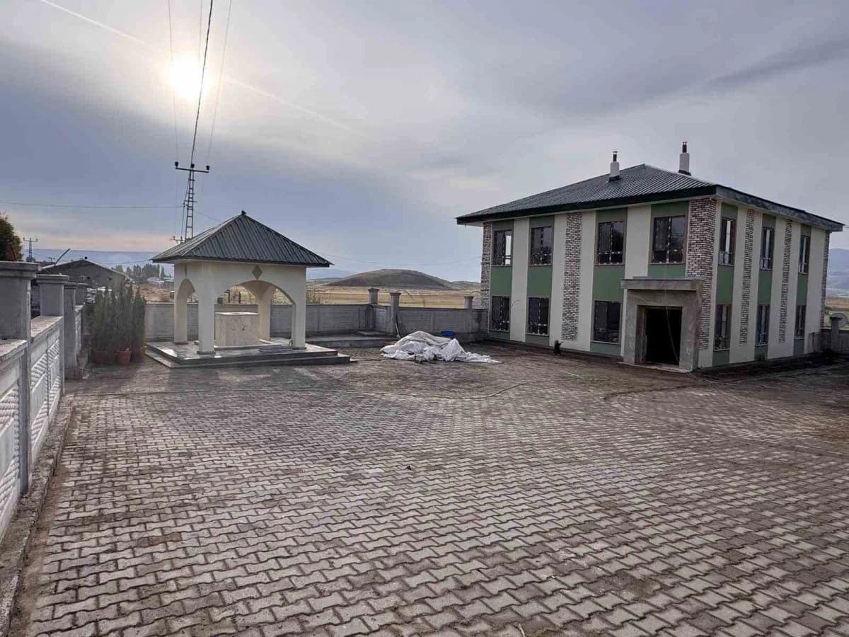 Patnos Kazanbey Köyü’nde örnek dayanışma: köy halkının hayırlarıyla külliye gibi yerleşke yapıldı