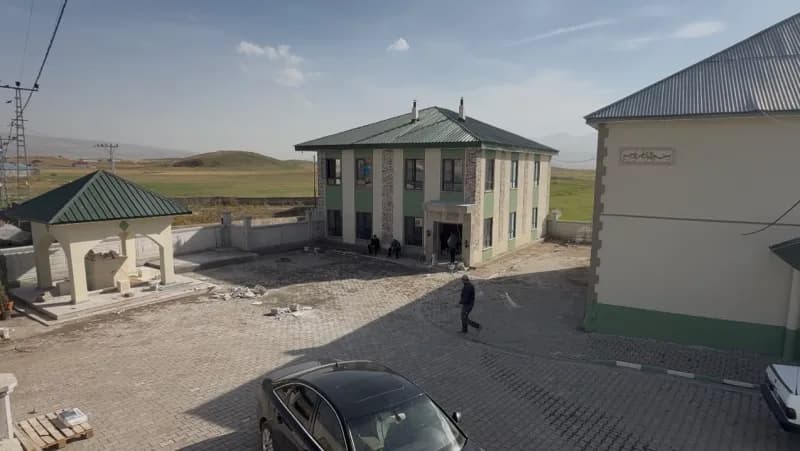 Patnos Kazanbey Köyü’nde örnek dayanışma: köy halkının hayırlarıyla külliye gibi yerleşke yapıldı
