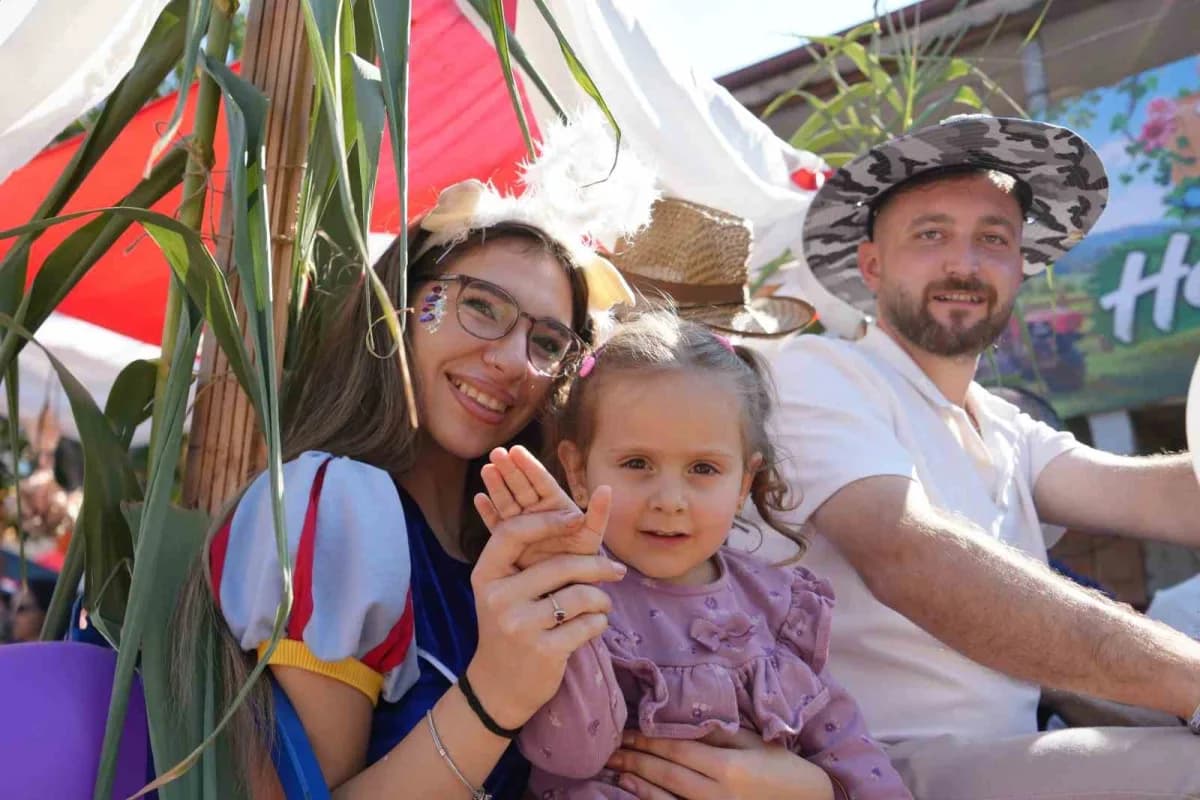 Geleneksel Patpat Festivali'nde rengârenk süslenen patpatlarla konvoy oluşturulurken, katılımcılar hazırladıkları araçla