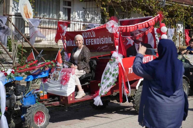 Geleneksel Patpat Festivali'nde rengârenk süslenen patpatlarla konvoy oluşturulurken, katılımcılar hazırladıkları araçla