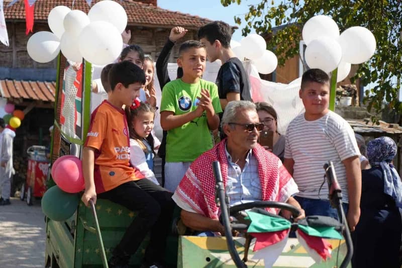 Geleneksel Patpat Festivali'nde rengârenk süslenen patpatlarla konvoy oluşturulurken, katılımcılar hazırladıkları araçla