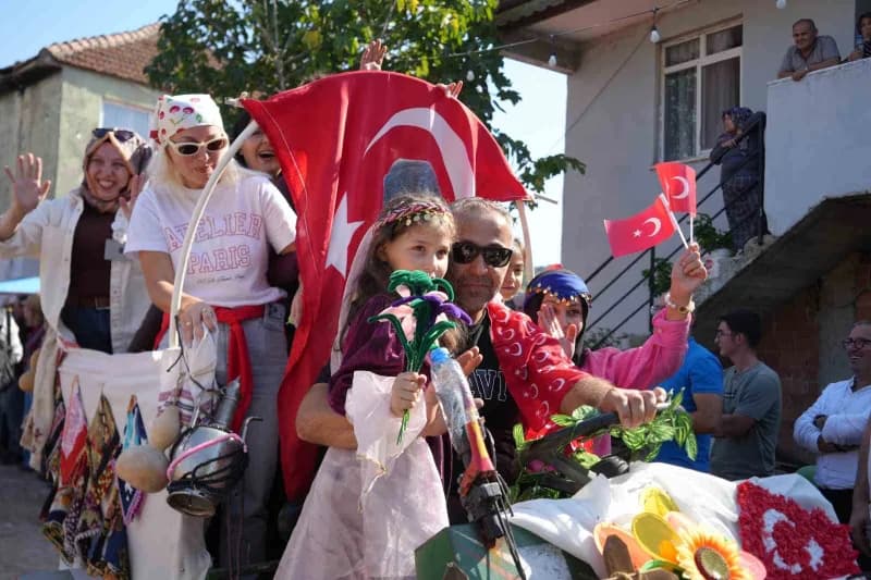 Geleneksel Patpat Festivali'nde rengârenk süslenen patpatlarla konvoy oluşturulurken, katılımcılar hazırladıkları araçla