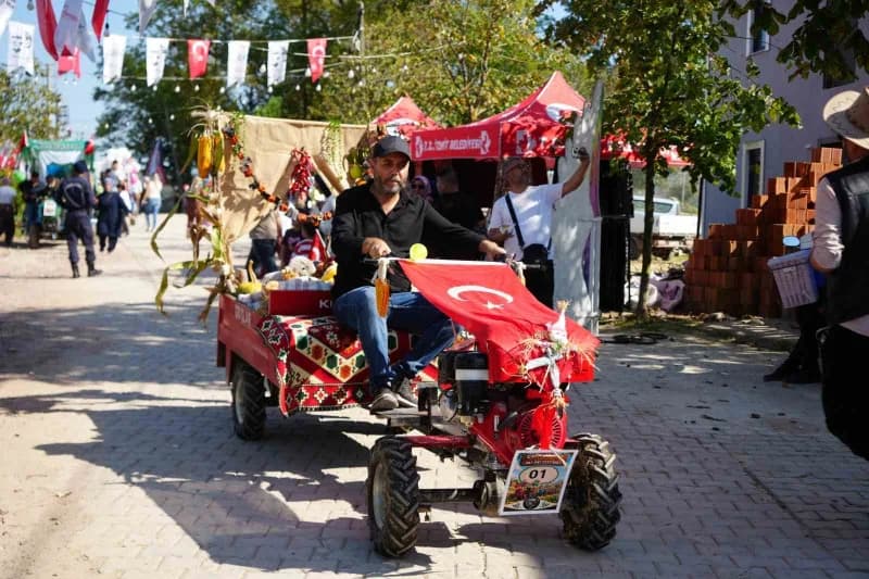 Geleneksel Patpat Festivali'nde rengârenk süslenen patpatlarla konvoy oluşturulurken, katılımcılar hazırladıkları araçla