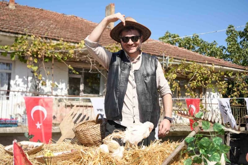 Geleneksel Patpat Festivali'nde rengârenk süslenen patpatlarla konvoy oluşturulurken, katılımcılar hazırladıkları araçla