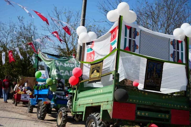 Geleneksel Patpat Festivali'nde rengârenk süslenen patpatlarla konvoy oluşturulurken, katılımcılar hazırladıkları araçla