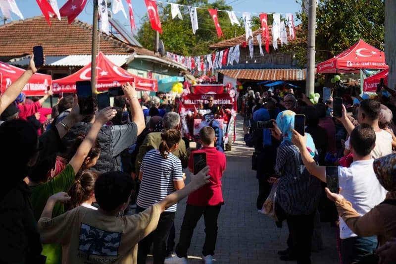 Geleneksel Patpat Festivali'nde rengârenk süslenen patpatlarla konvoy oluşturulurken, katılımcılar hazırladıkları araçla