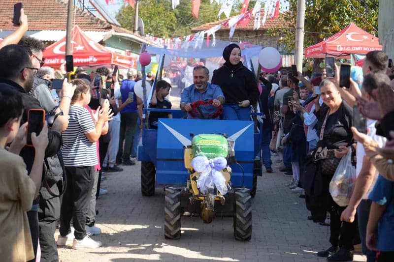 Geleneksel Patpat Festivali'nde rengârenk süslenen patpatlarla konvoy oluşturulurken, katılımcılar hazırladıkları araçla