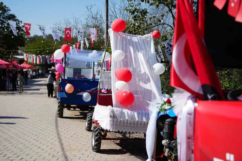 Geleneksel Patpat Festivali'nde rengârenk süslenen patpatlarla konvoy oluşturulurken, katılımcılar hazırladıkları araçla