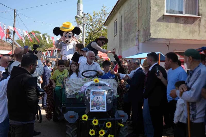 Kocaeli İzmit Çakırlar Köyü'nde süslenen patpatların konvoy halinde köyde tur atması