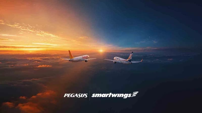 Pegasus Hava Yolları ve Smartwings Grubu uçakları ile havalimanında duran uçaklar