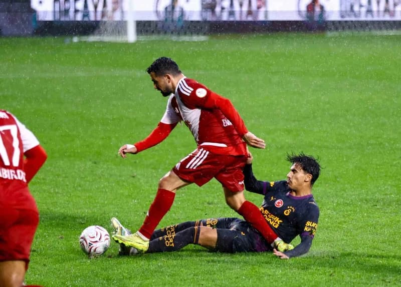 Pendikspor ile Galatasaray arasında Pendik Stadyumu'nda oynanan hazırlık maçından bir kare