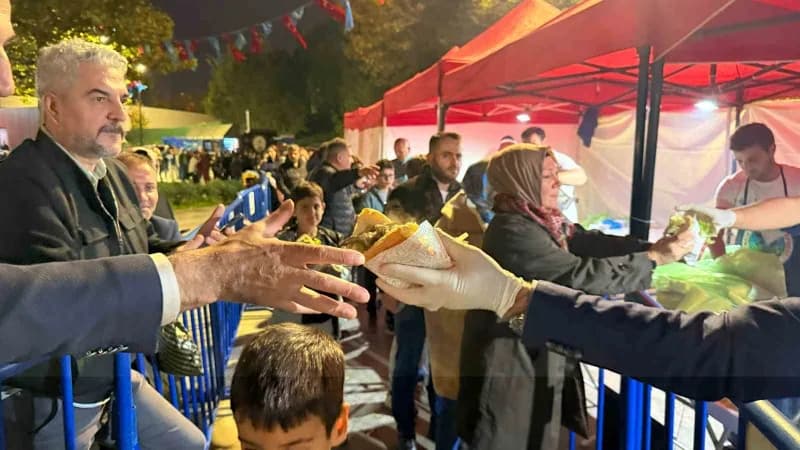 2.4 ton hamsinin dağıtıldığı, müziklerle birlikte horonların oynandığı festival renkli görüntülere s