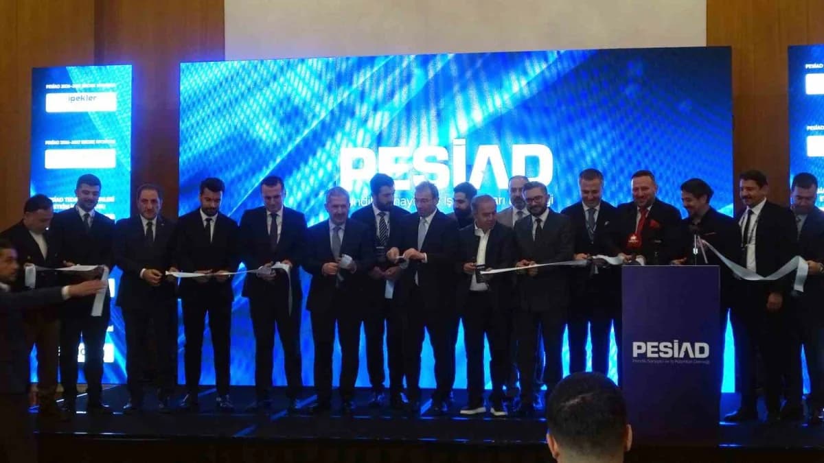 Ticaret Bakan Yardımcısı Mahmut Gürcan, Togg CEO’su Mehmet Gürcan Karakaş, Pendik Belediye Başkanı A