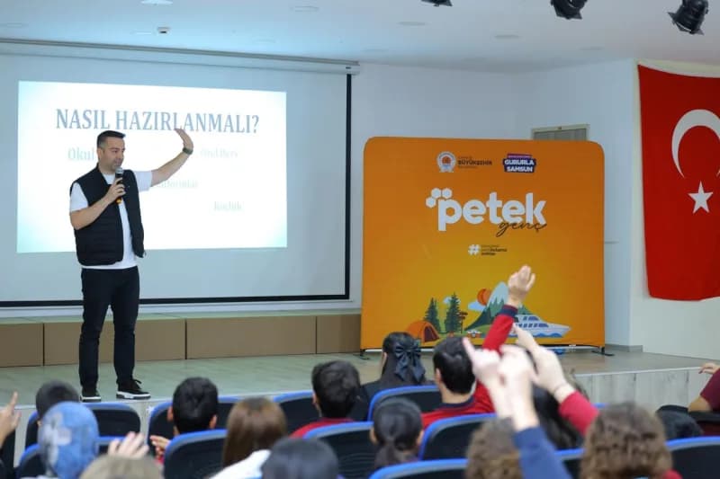 Samsun'da Petek Genç programı kapsamında öğrencilere eğitim desteği veriliyor