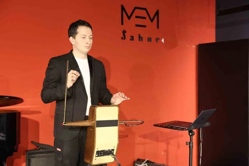 Peter Theremin, sergilediği performansla izleyenleri etkiledi.