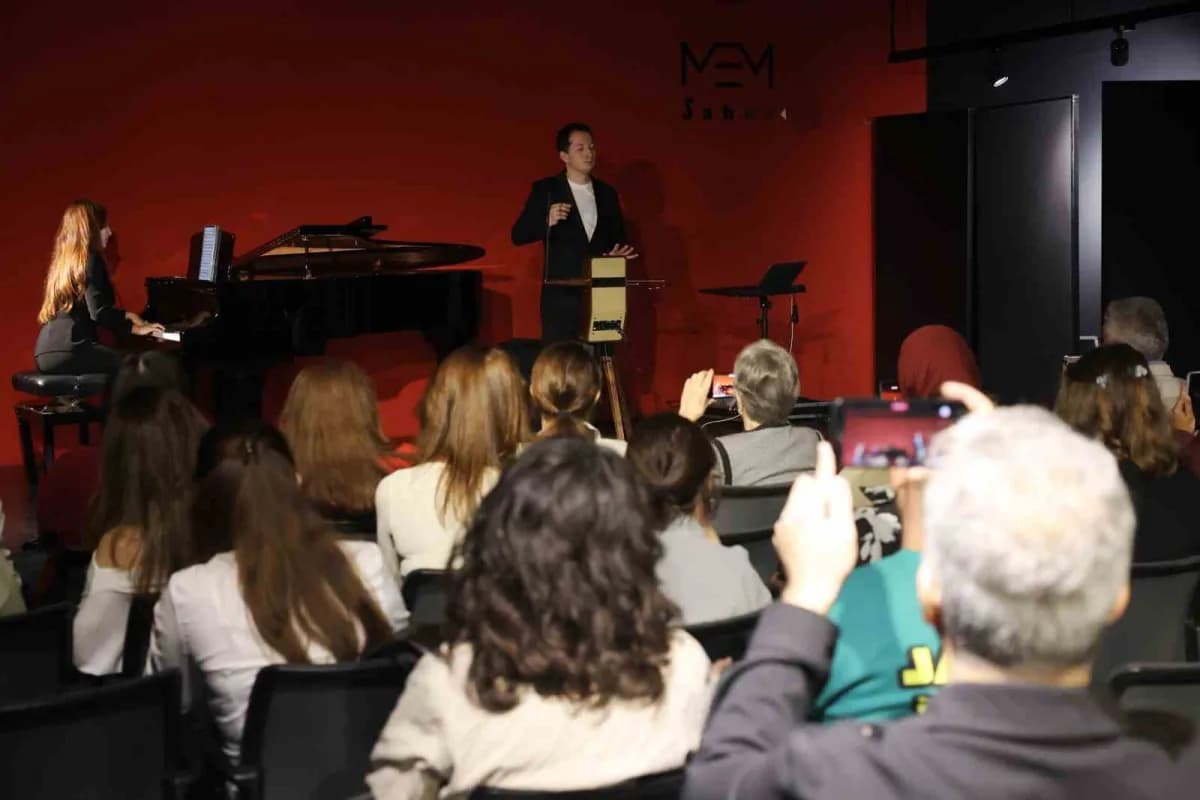 Peter Theremin, sergilediği performansla izleyenleri etkiledi.