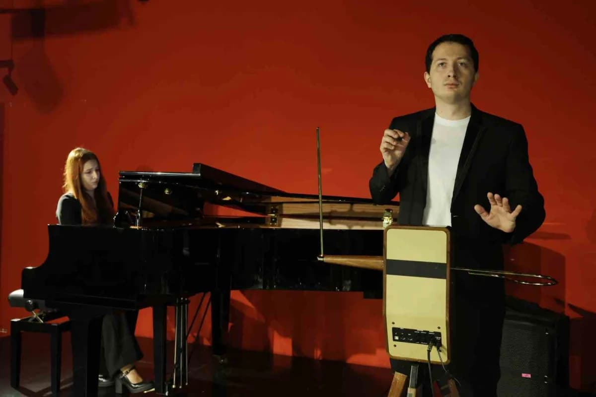 Peter Theremin Bursa’da teremin enstrümanını çalarken performans sergiliyor
